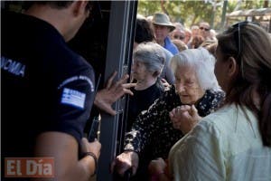 Los bancos en Grecia reabren sus puertas, pero sigue el corralito