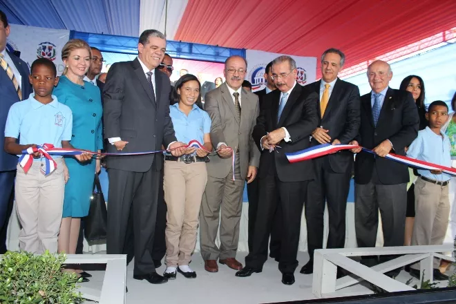 Presidente Danilo Medina inaugura un liceo en Herrera