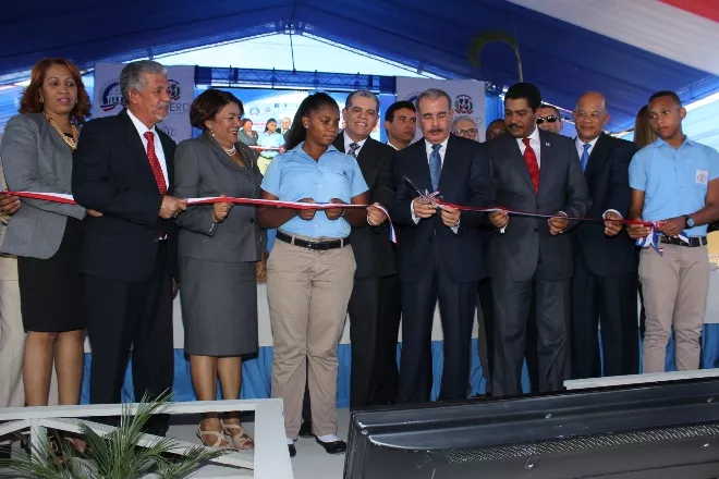 Presidente Medina inaugura un politécnico y un liceo en Villa Mella 