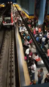 Otro incidente en el Metro de Santo Domingo deja varadas a decenas de usuarios