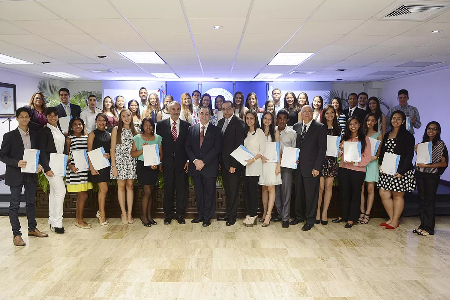 UNIBE entrega becas a estudiantes meritorios del país