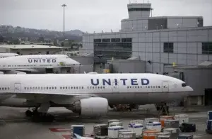 United Airlines obliga a empleados en Estados Unidos a vacunarse