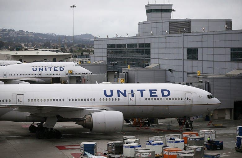 United Airlines obliga a empleados en Estados Unidos a vacunarse