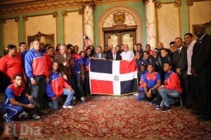 Danilo entrega Bandera Nacional a atletas representarán a RD en Juegos de Toronto