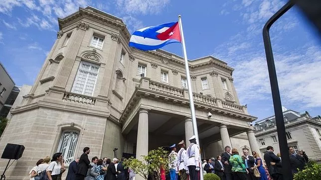 Vista de la bandera cubana que ondea en la que será la embajada del país en Washington. Vista de la bandera cubana que ondea en la que será la embajada del país en Washington.