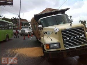 Camión averiado provoca gran taponamiento en kilómetro 9 de autopista Duarte