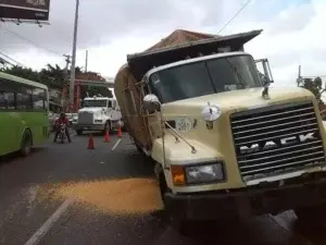 Camión averiado provoca gran taponamiento en kilómetro 9 de autopista Duarte