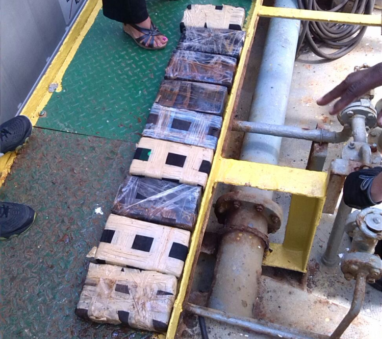 Decomisan 40 paquetes de cocaína en una embarcación en Manzanillo