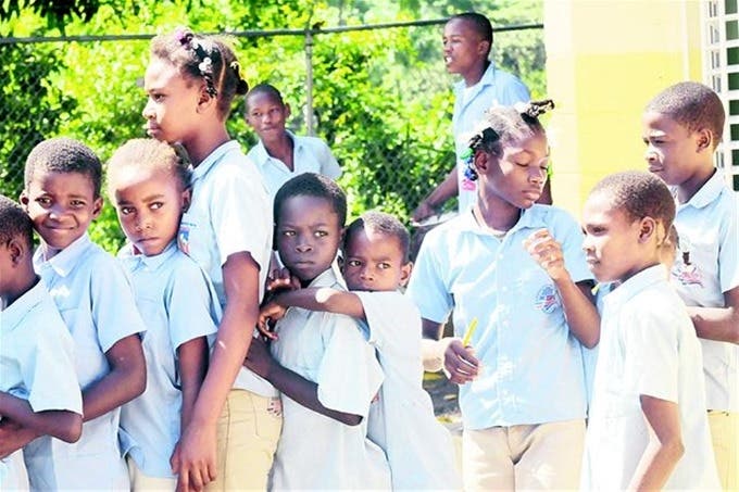 Escuelas y universidades dominicanas acogen a más de 56 mil estudiantes haitianos