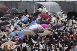 Miles soportan lluvia y frío para ver al papa en Quito