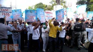 Protestan frente al Palacio Nacional; piden no privatizar el IDSS