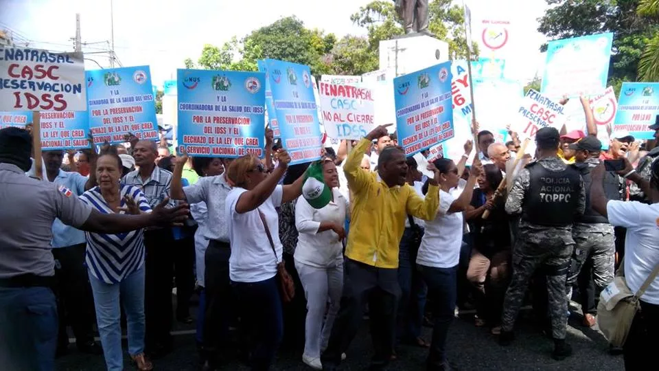 Protestan frente al Palacio Nacional; piden no privatizar el IDSS