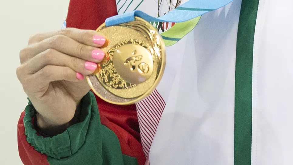 Las medallas fueron diseñadas por la artista indígena canadiense Christi Belcourt. Foto AFP.