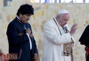 Evo Morales da al papa una bolsa usada para hojas de coca