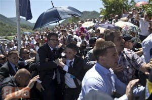 Premier serbio es golpeado en la cara con una piedra en acto por Srebrenica