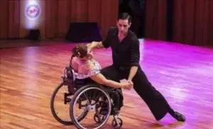 Bailarina sorprende en el mundial al bailar tango en silla de ruedas