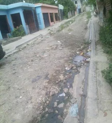 Moradores del sector la 28 protestan por asfaltado de calles