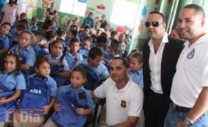 Bachatero Zacarías Ferreira  y fundación regalan útiles escolares