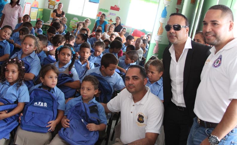 Bachatero Zacarías Ferreira  y fundación regalan útiles escolares