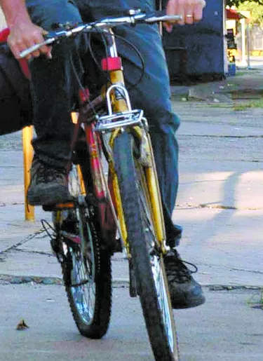 Hombre roba 6 bancos y escapa en bicicleta