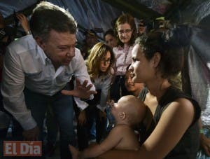 Juan Manuel Santos recibe a los deportados de Venezuela