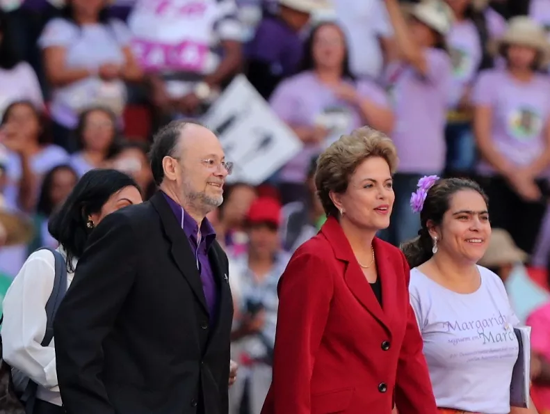 Mujeres apoyan a presidenta Dilma Rousseff