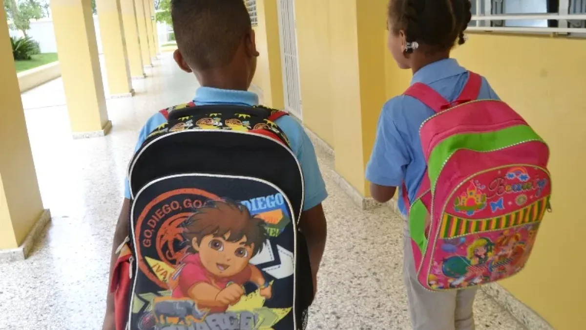 Especialista advierte sobre riesgos de lesiones por mochilas escolares demasiado pesadas
