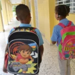 Especialista en columna pide a padres moderar peso de mochilas escolares para prevenir lesiones