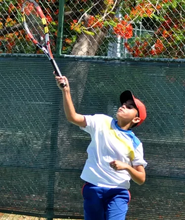 Guzmán y Mella triunfan en tenis