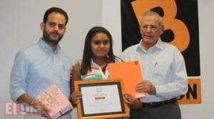 Bellón entrega becas a estudiantes