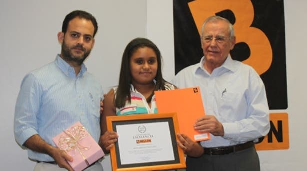 Bellón entrega becas a estudiantes