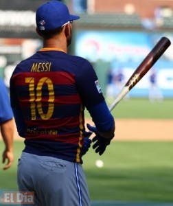 Dominicano José Bautista se exhibe con franela de Messi