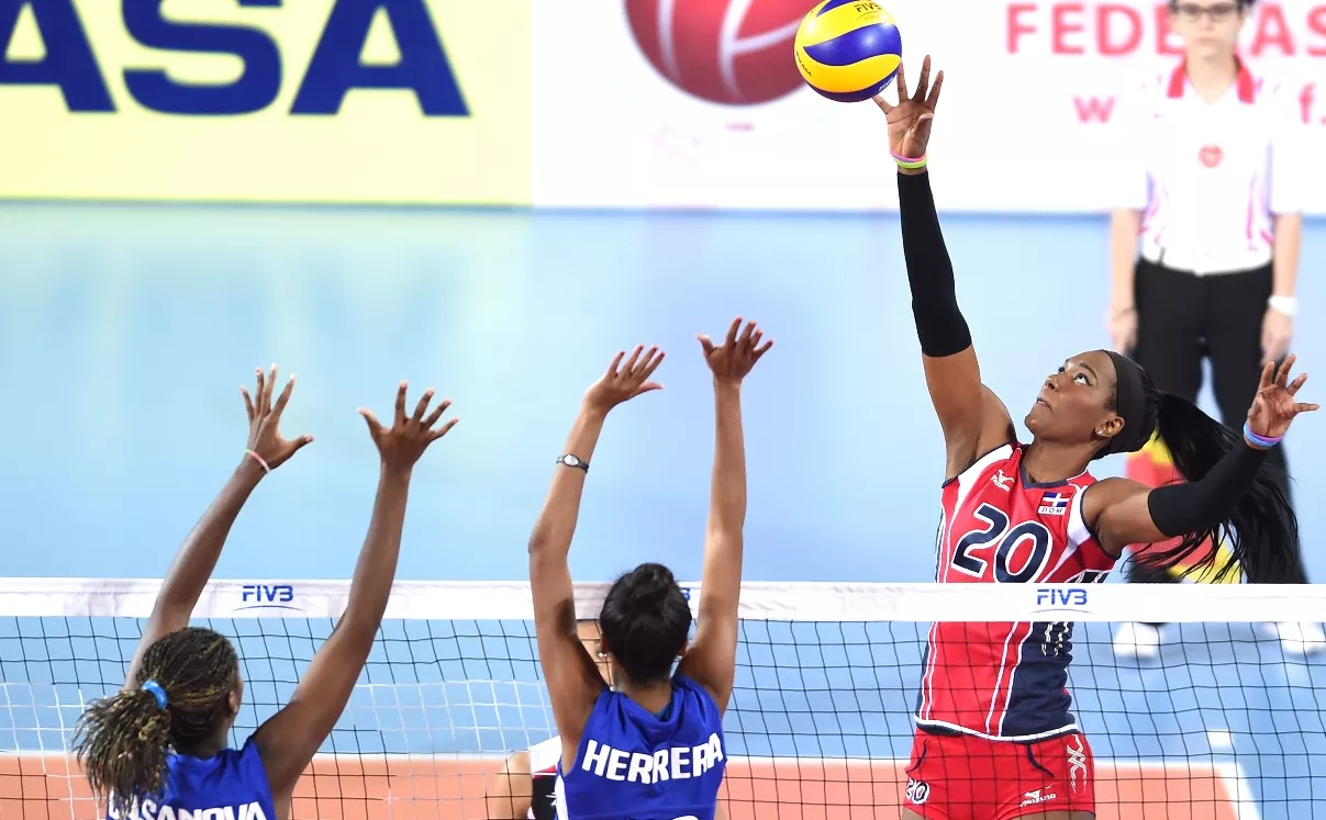 RD dispone 3-0 de Cuba en voleibol