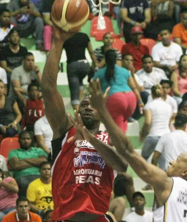 Sam Young guía al club San Sebastián en Baloncesto Superior de Espaillat