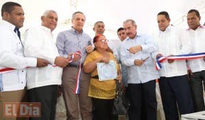 Medina entrega tierra productores Duvergé