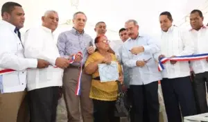 Medina entrega tierra productores Duvergé