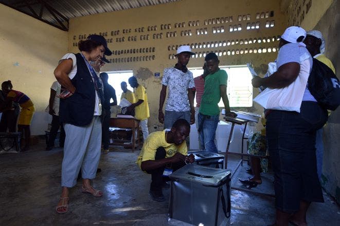 Retrasos en la apertura de muchos colegios electorales en Haití