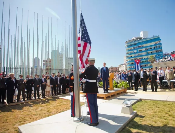 Bandera de EEUU ondea en Cuba por primera vez en 50 años