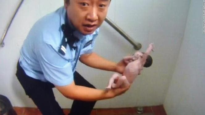 La Policía de Pekín rescata bebé arrojada a un inodoro