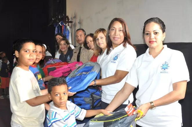 Asociación de Esposas de Oficiales entrega útiles escolares a niños