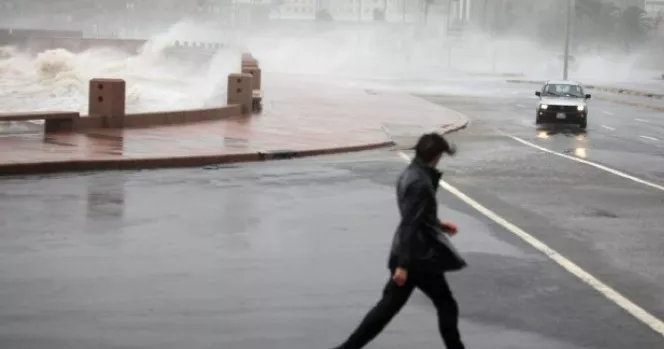 Emiten-la-alerta-naranja-en-Uruguay-por-un-temporal-que-deja-608-evacuados-617×425
