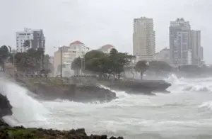 Más de 7,000 personas desplazadas en República Dominicana por tormenta tropical Erika