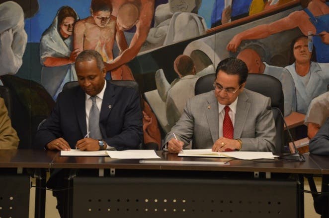 Contraloría y UASD firman convenio para dar inicio a pasantías