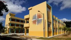 Danilo Medina inaugura una escuela y una estancia infantil en Los Tres Brazos