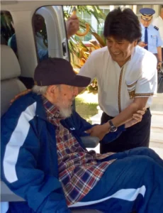 Evo Morales ayuda a Fidel Castro a descender del vehículo.