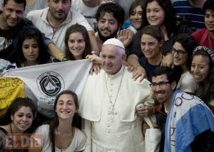 Sin escolta, el papa se suma a los feligreses para oír misa