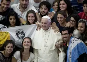 Sin escolta, el papa se suma a los feligreses para oír misa