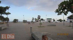 La hermosa plaza Juan Barón, entre el mar, la basura del río y el descuido