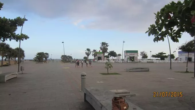 La hermosa plaza Juan Barón, entre el mar, la basura del río y el descuido