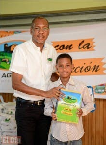 JCM Agrícola entrega útiles escolares a más de mil niños